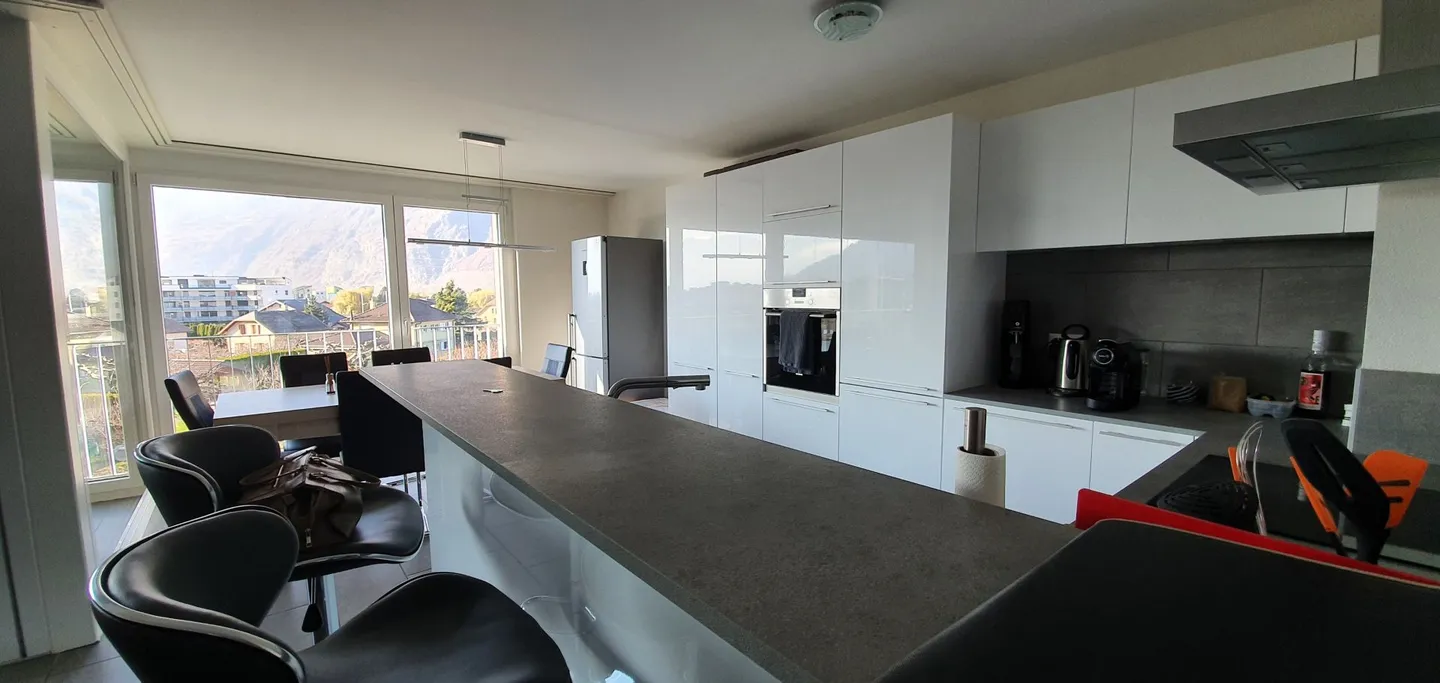 geräumige und helle 3,5 Zimmer im 2. Stock mit Loggia und Parkplätzen - Foto 3 von 10