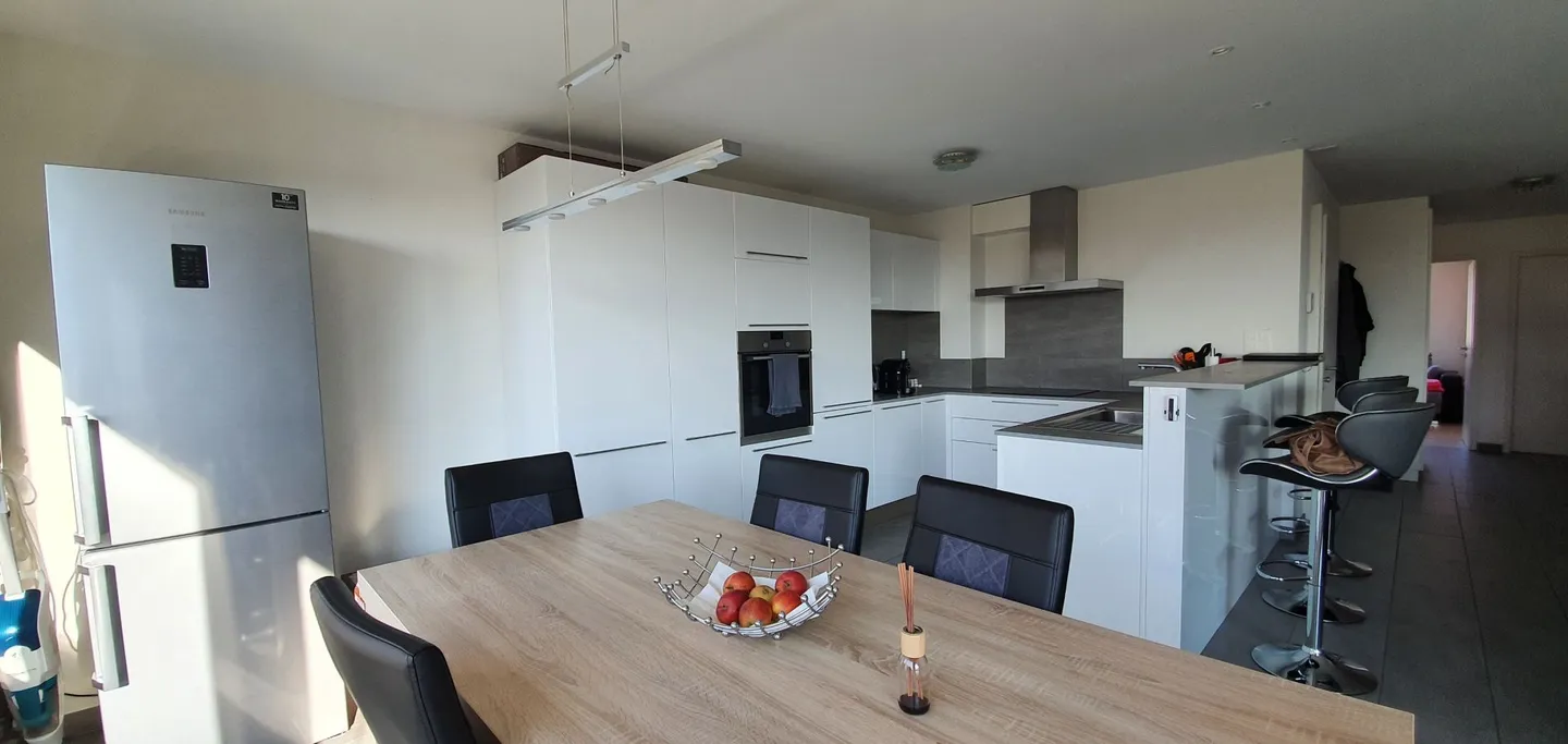 geräumige und helle 3,5 Zimmer im 2. Stock mit Loggia und Parkplätzen - Foto 4 von 10