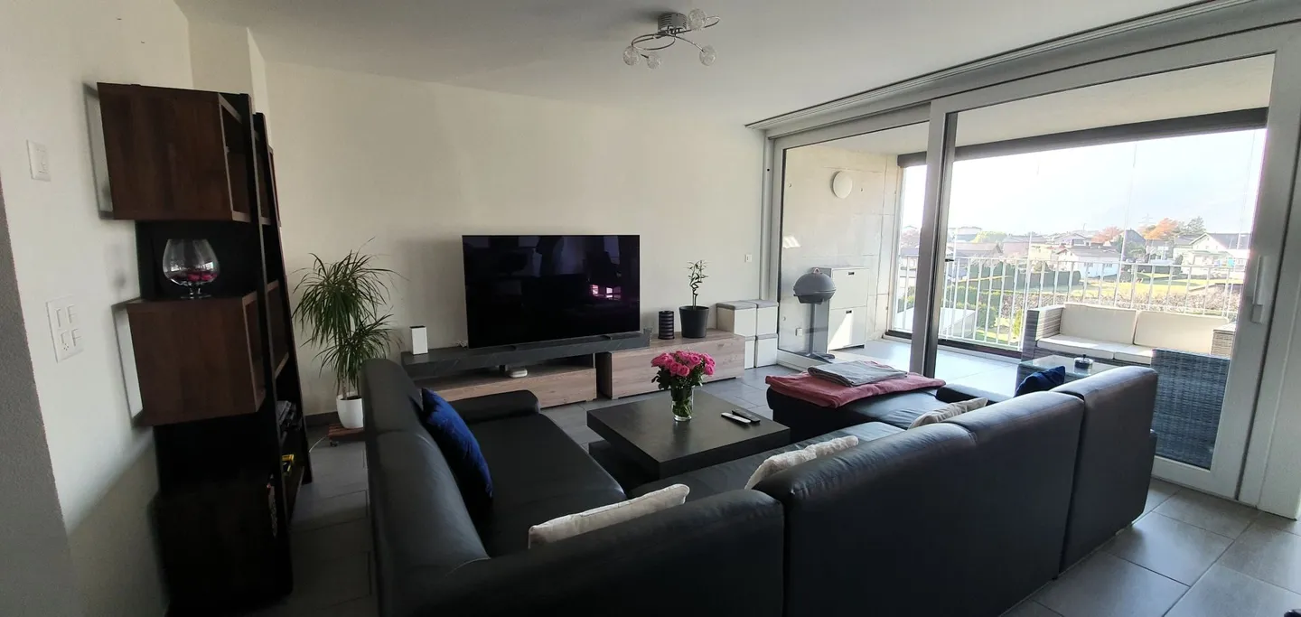 geräumige und helle 3,5 Zimmer im 2. Stock mit Loggia und Parkplätzen - Foto 2 von 10