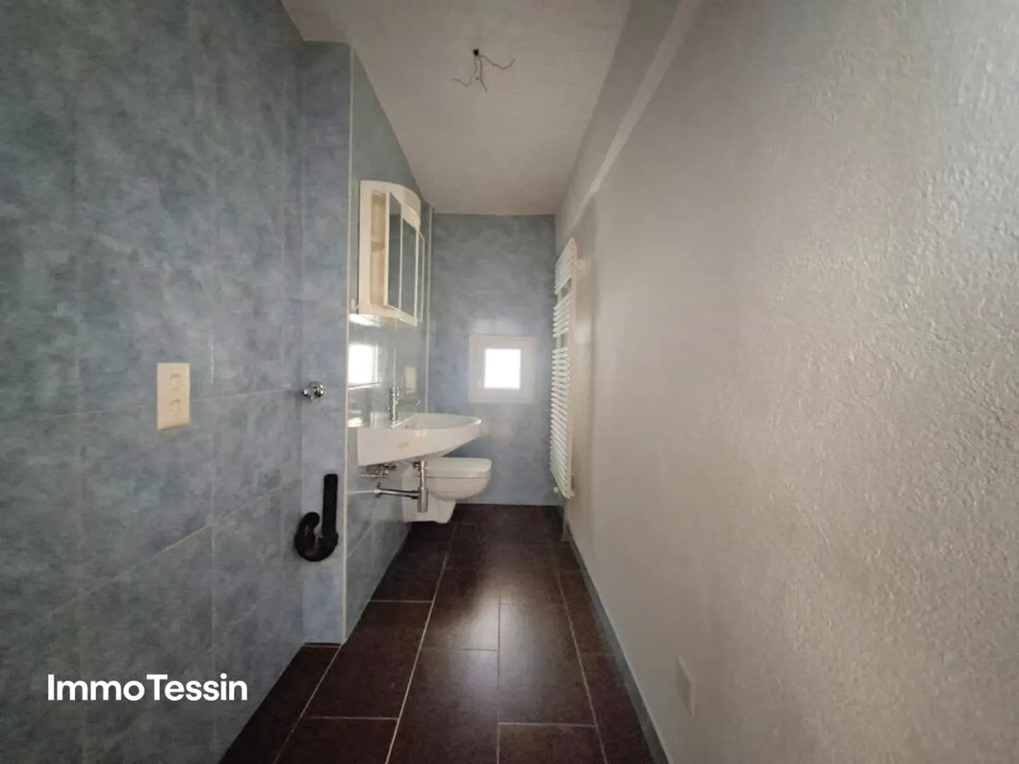 Maison spacieuse et entièrement rénovée avec 7 chambres dans un endroit calme à un prix imbattable - Photo 11 sur 13