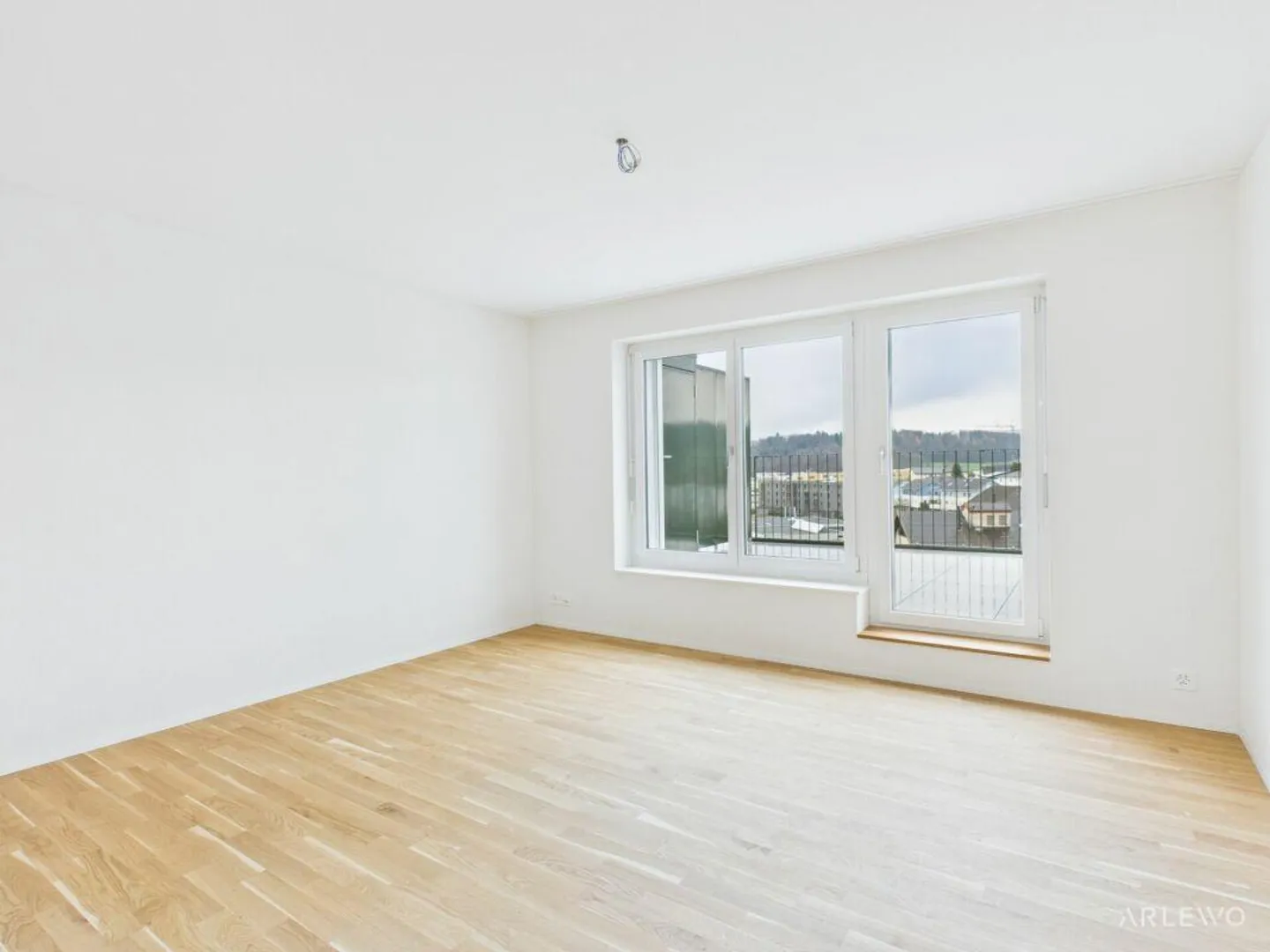 Modern Apartment with Terrace - Photo 3 of 11