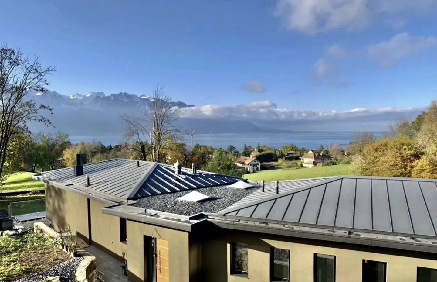 Exceptional modern villa with panoramic view. - Photo 3 of 13