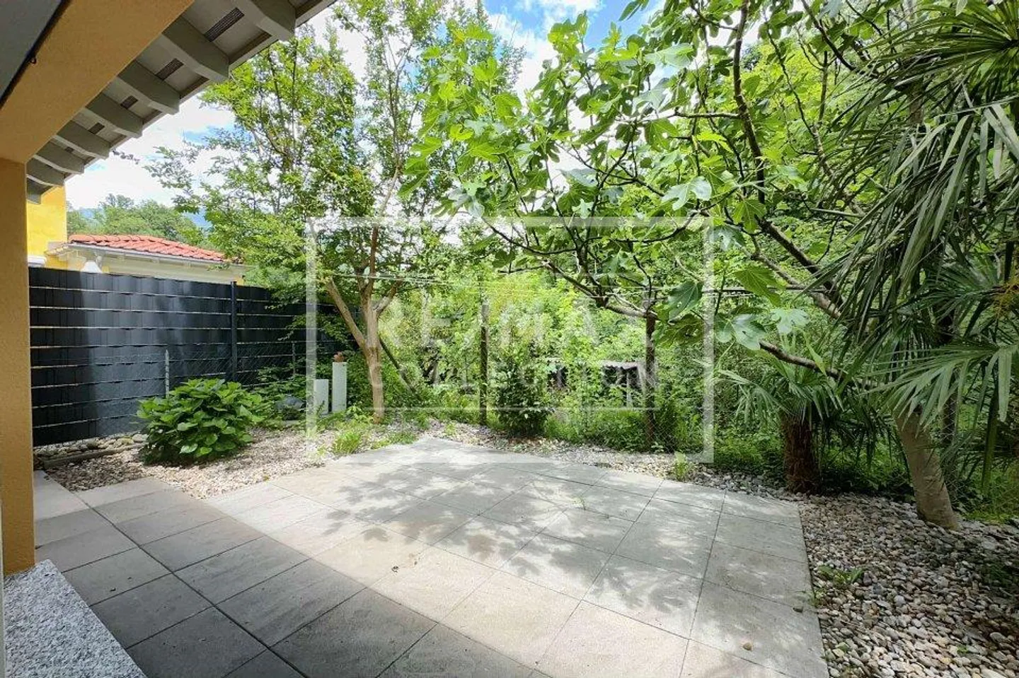 House with double living unit for rent - Photo 8 of 13