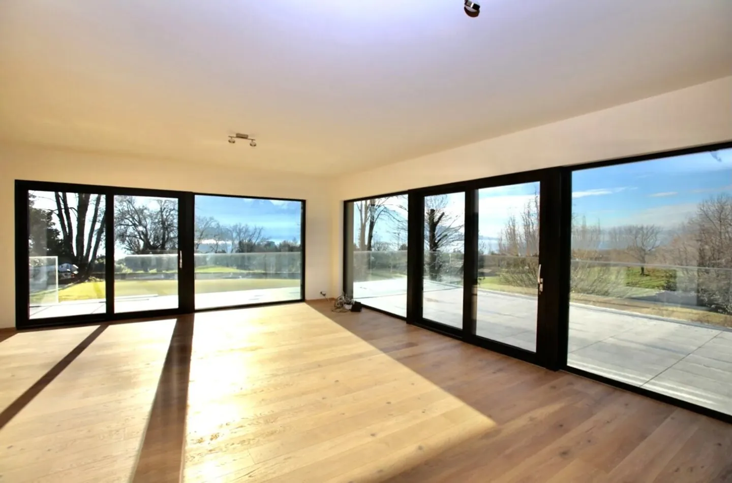 Exceptional modern villa with panoramic view. - Photo 4 of 13