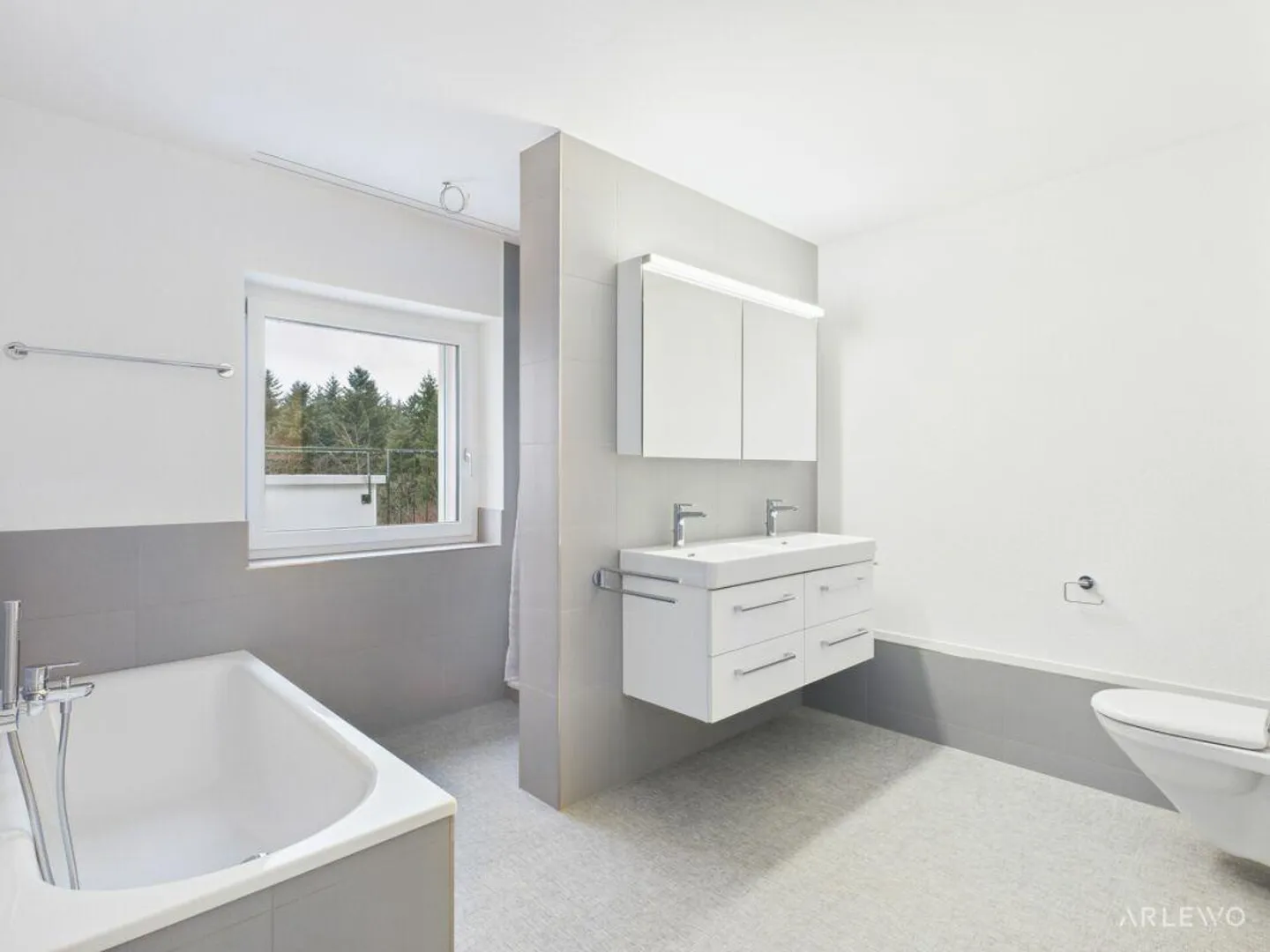 Modern Apartment with Terrace - Photo 9 of 11