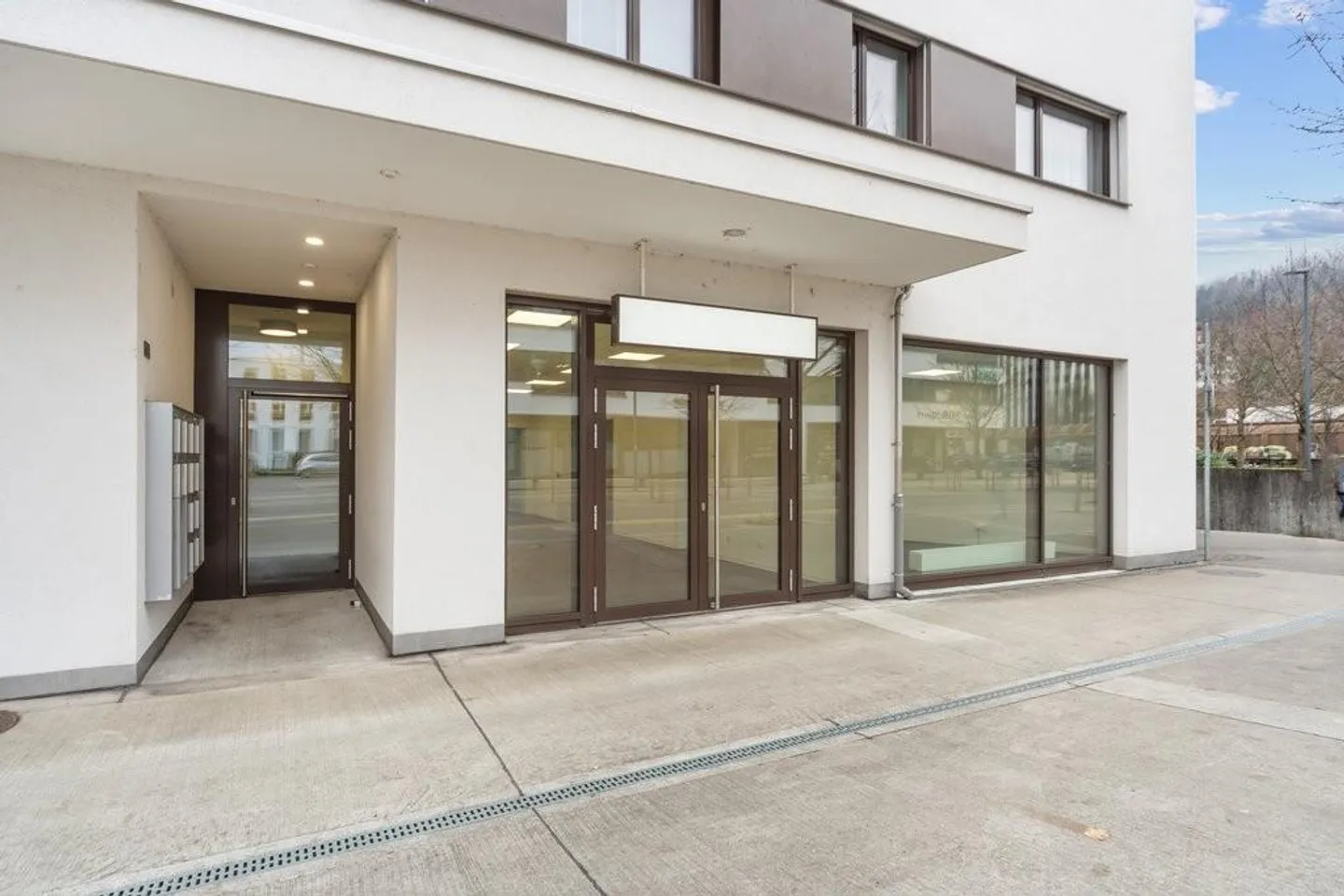 Spazio commerciale/uffici utilizzabili in modo flessibile in una posizione ben frequentata - Foto 3 di 10