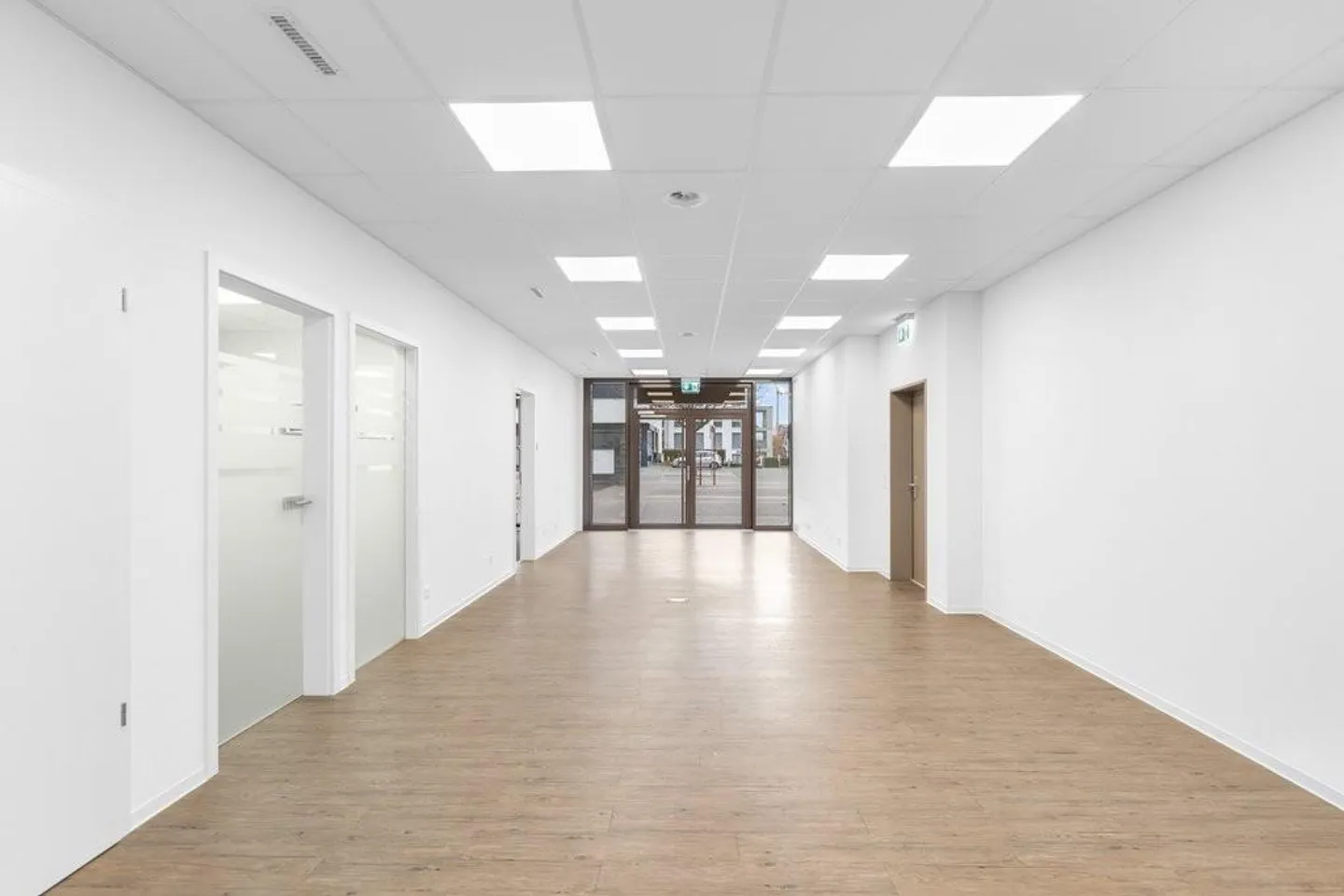 Spazio commerciale/uffici utilizzabili in modo flessibile in una posizione ben frequentata - Foto 4 di 10