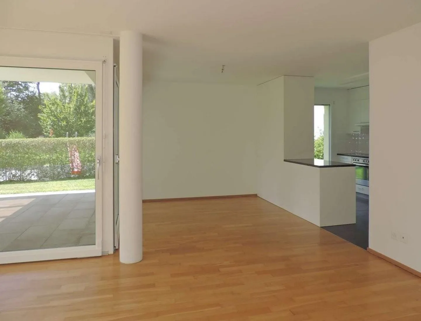 Family-friendly development seeks new tenants near the swimming pool - Photo 5 of 9