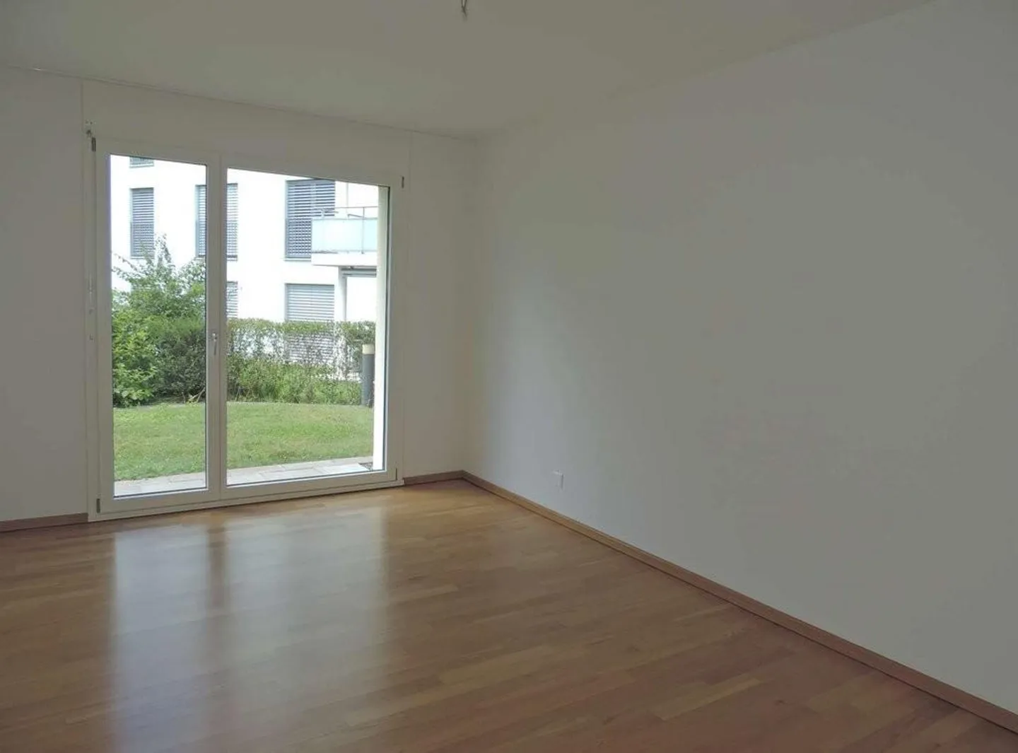 Family-friendly development seeks new tenants near the swimming pool - Photo 6 of 9