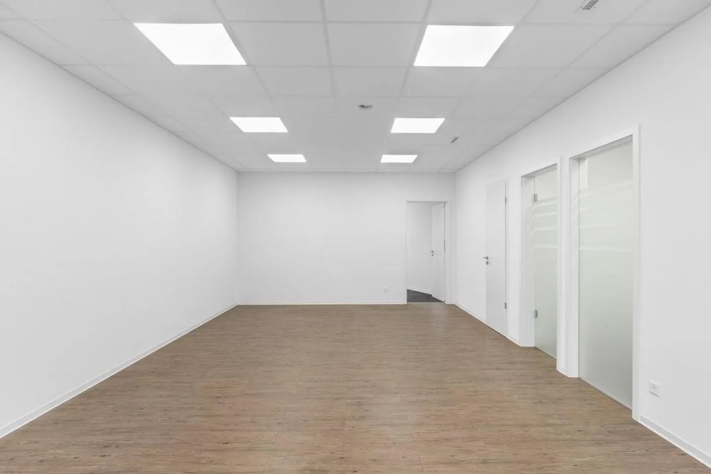 Spazio commerciale/uffici utilizzabili in modo flessibile in una posizione ben frequentata - Foto 5 di 10