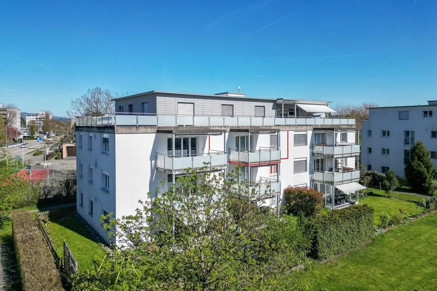 Centrally located 2.5 room apartment in a sunny location with a view! - Photo 1 of 13