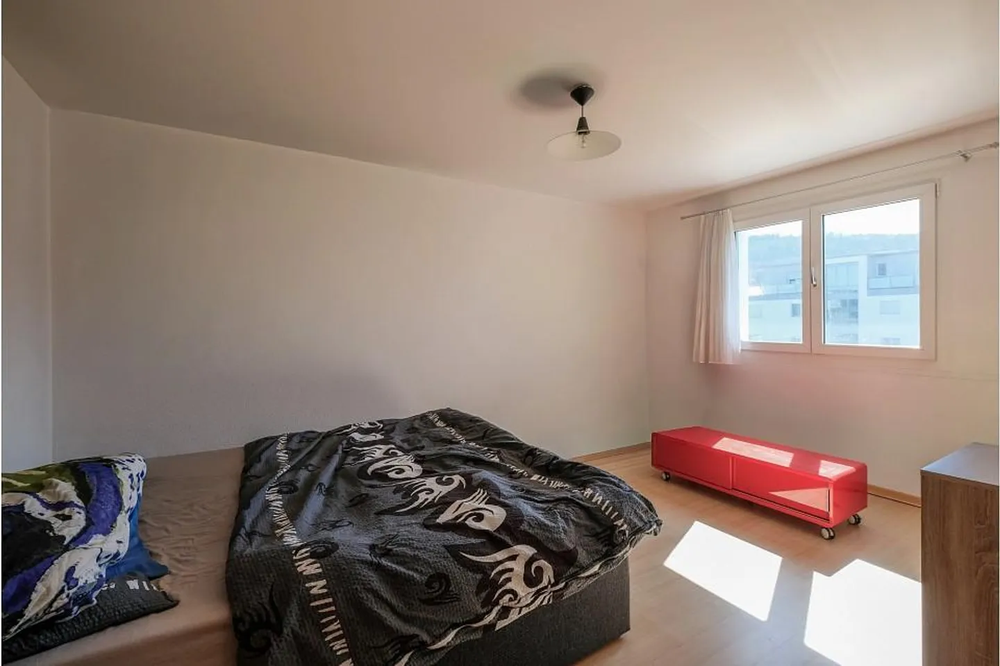 Centrally located 2.5 room apartment in a sunny location with a view! - Photo 6 of 13