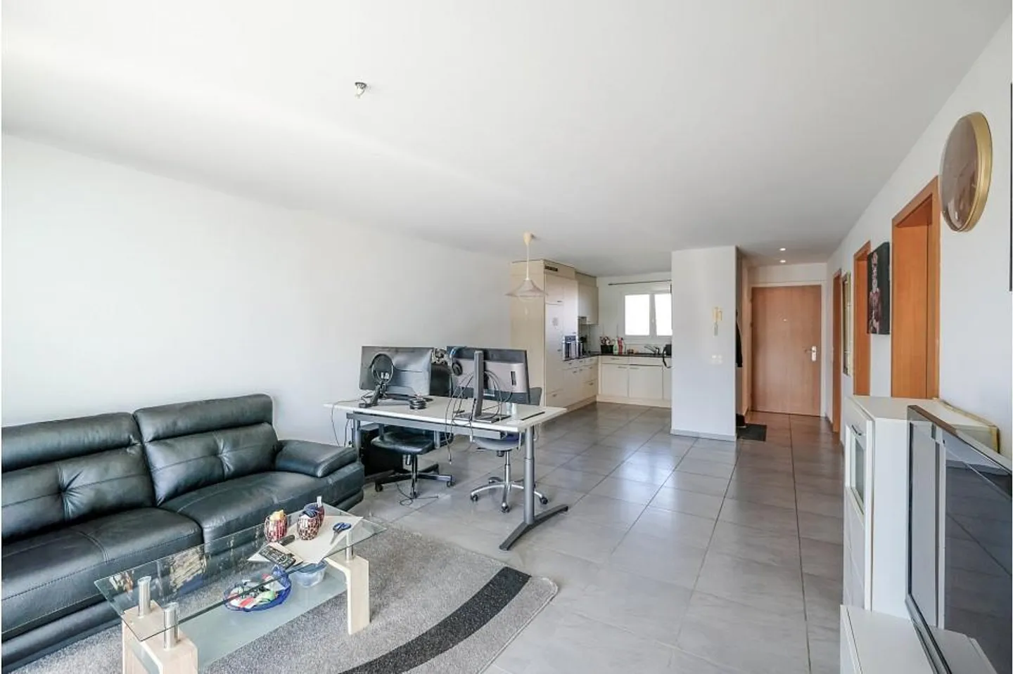 Centrally located 2.5 room apartment in a sunny location with a view! - Photo 7 of 13