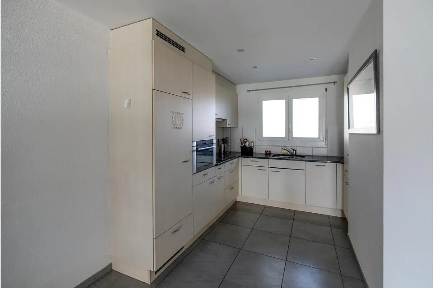 Centrally located 2.5 room apartment in a sunny location with a view! - Photo 8 of 13