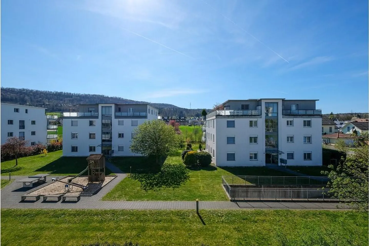 Centrally located 2.5 room apartment in a sunny location with a view! - Photo 10 of 13