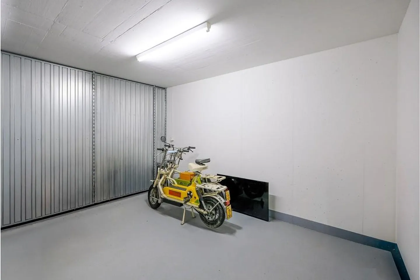 Centrally located 2.5 room apartment in a sunny location with a view! - Photo 11 of 13