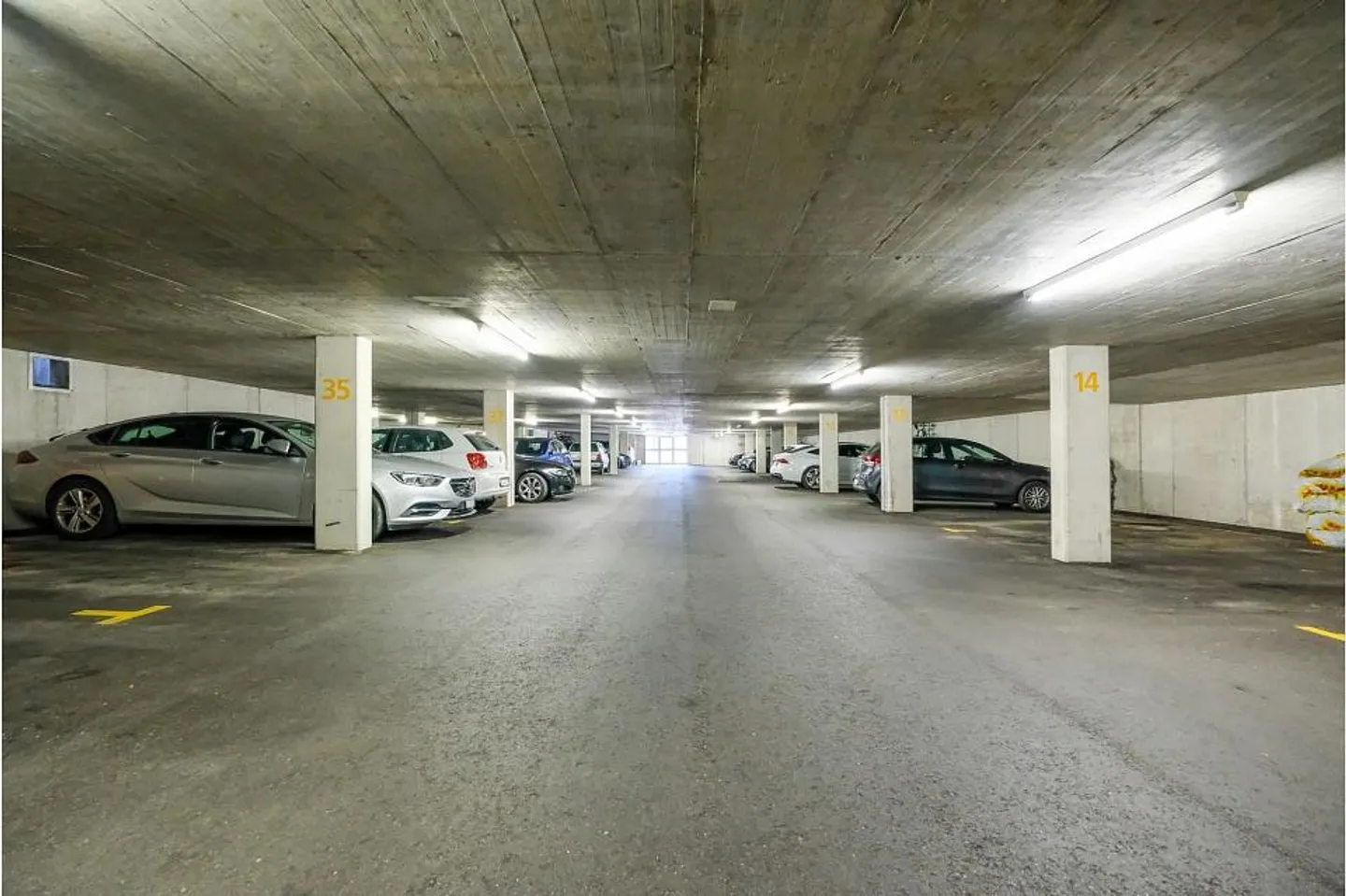 Centrally located 2.5 room apartment in a sunny location with a view! - Photo 12 of 13