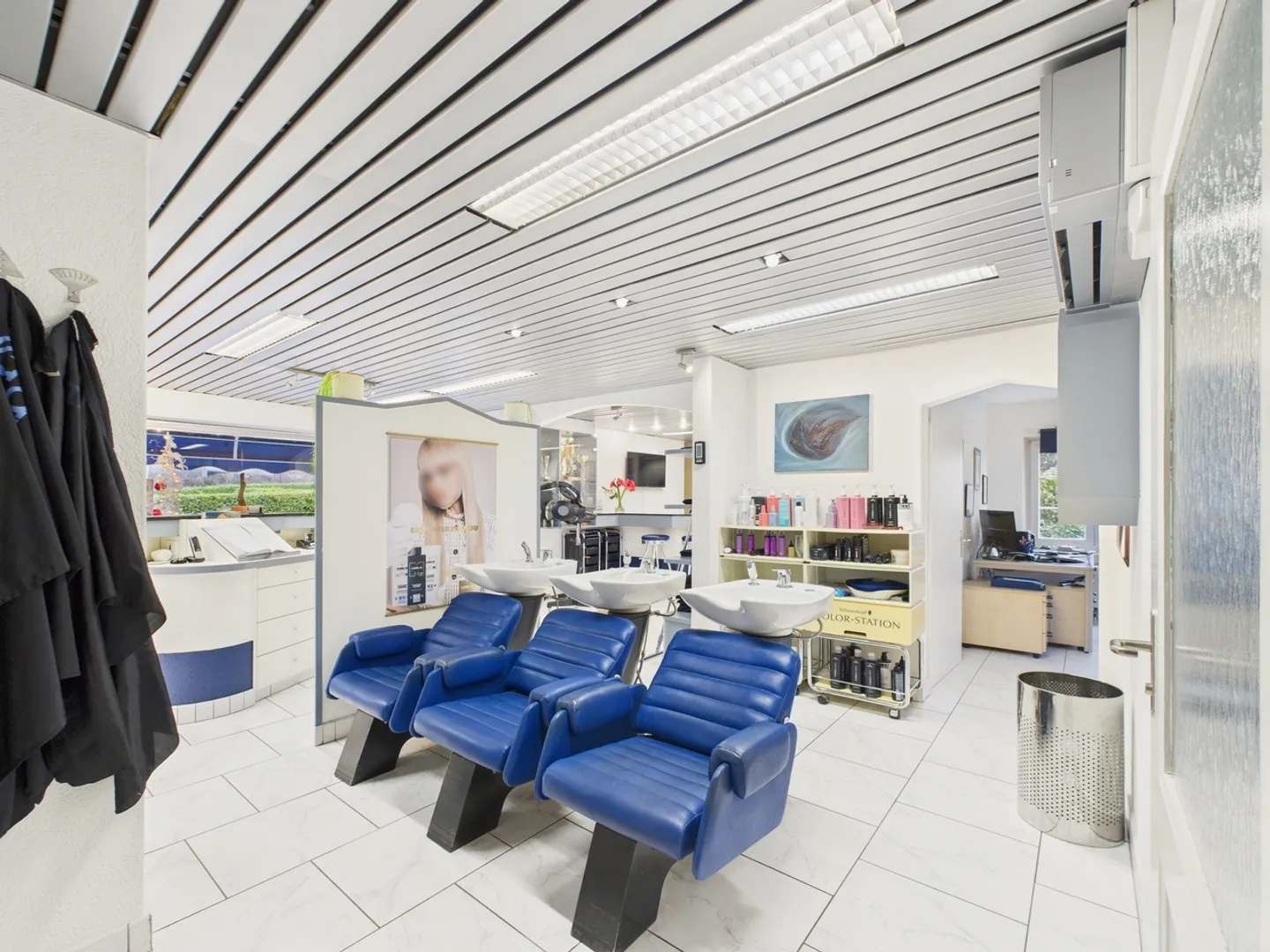 Attractive retail space in Uster - ideal for hairdressing or beauty concept with plenty of design options and 5 parking spaces - Photo 2 of 10