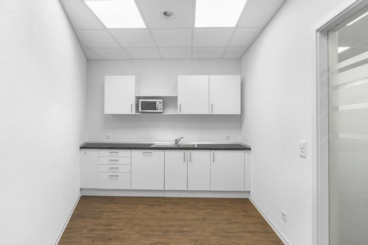 Spazio commerciale/uffici utilizzabili in modo flessibile in una posizione ben frequentata - Foto 8 di 10