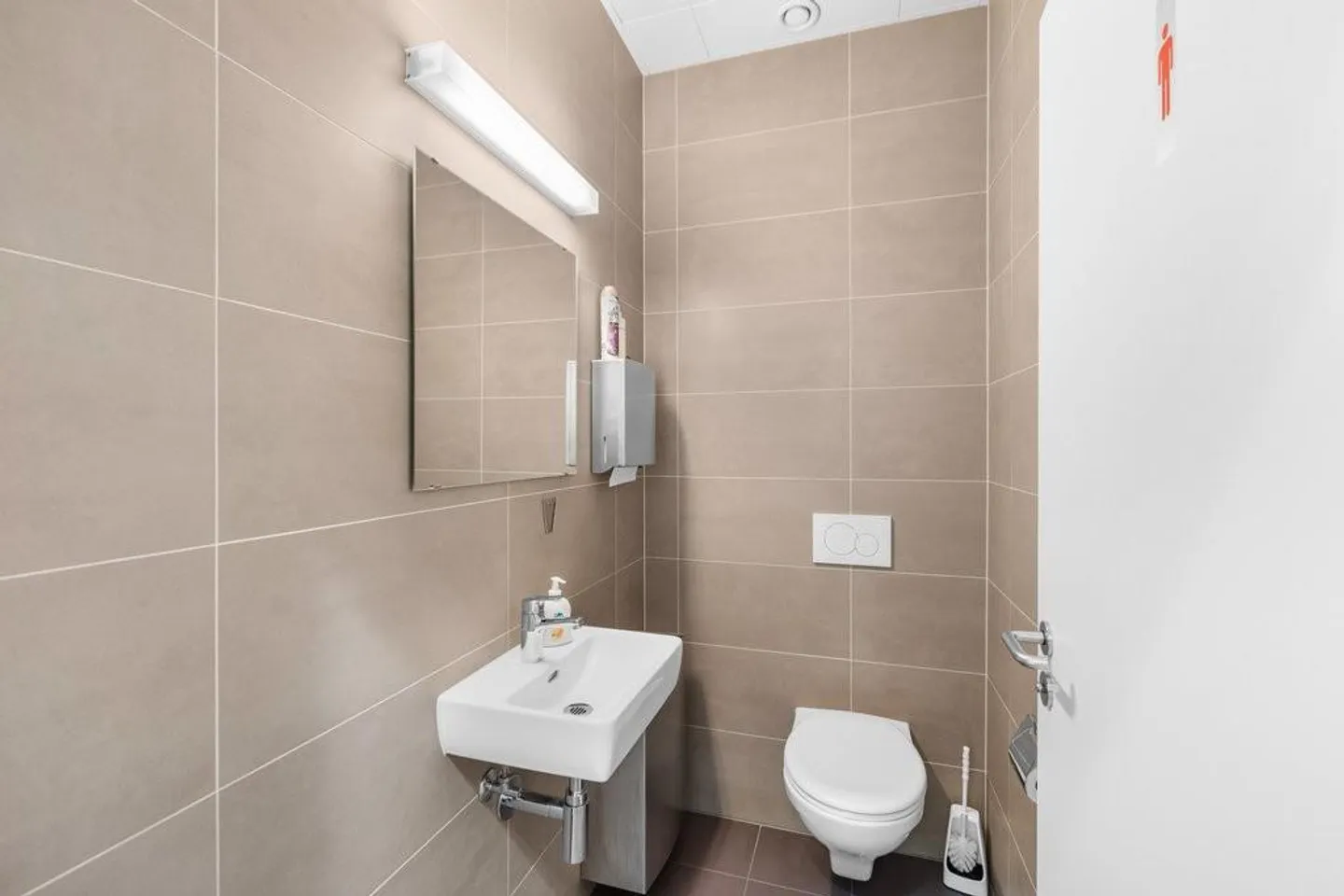 Spazio commerciale/uffici utilizzabili in modo flessibile in una posizione ben frequentata - Foto 9 di 10