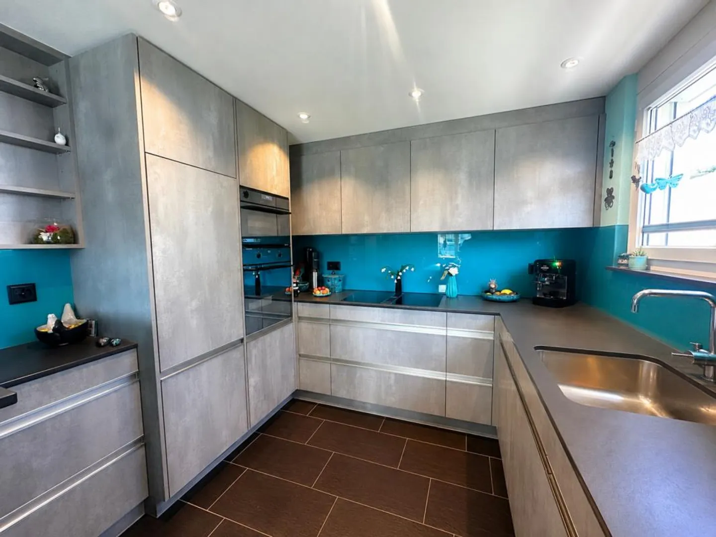Modernized 4.5-room apartment with panoramic views - Photo 2 of 10