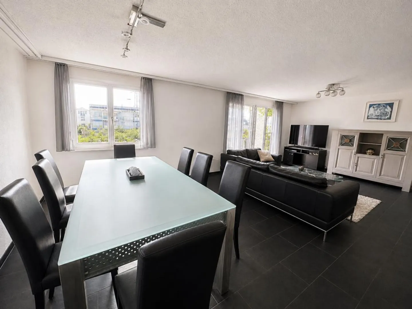Modernized 4.5-room apartment with panoramic views - Photo 3 of 10