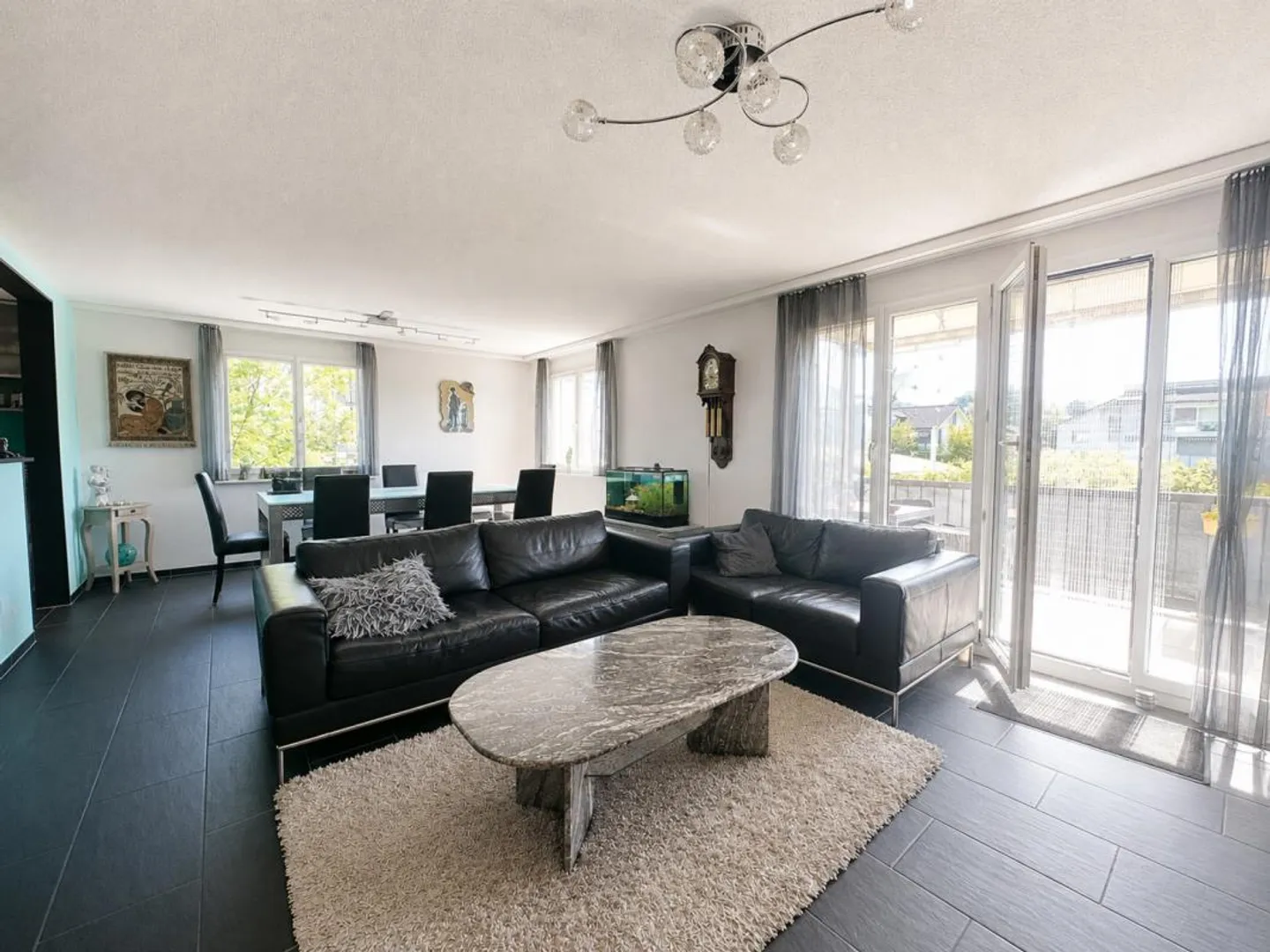 Modernized 4.5-room apartment with panoramic views - Photo 4 of 10
