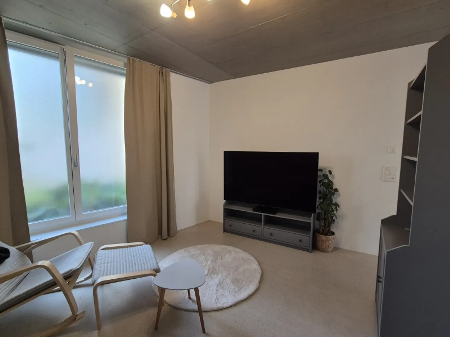 Centrally located and perfect for singles - Photo 3 of 7