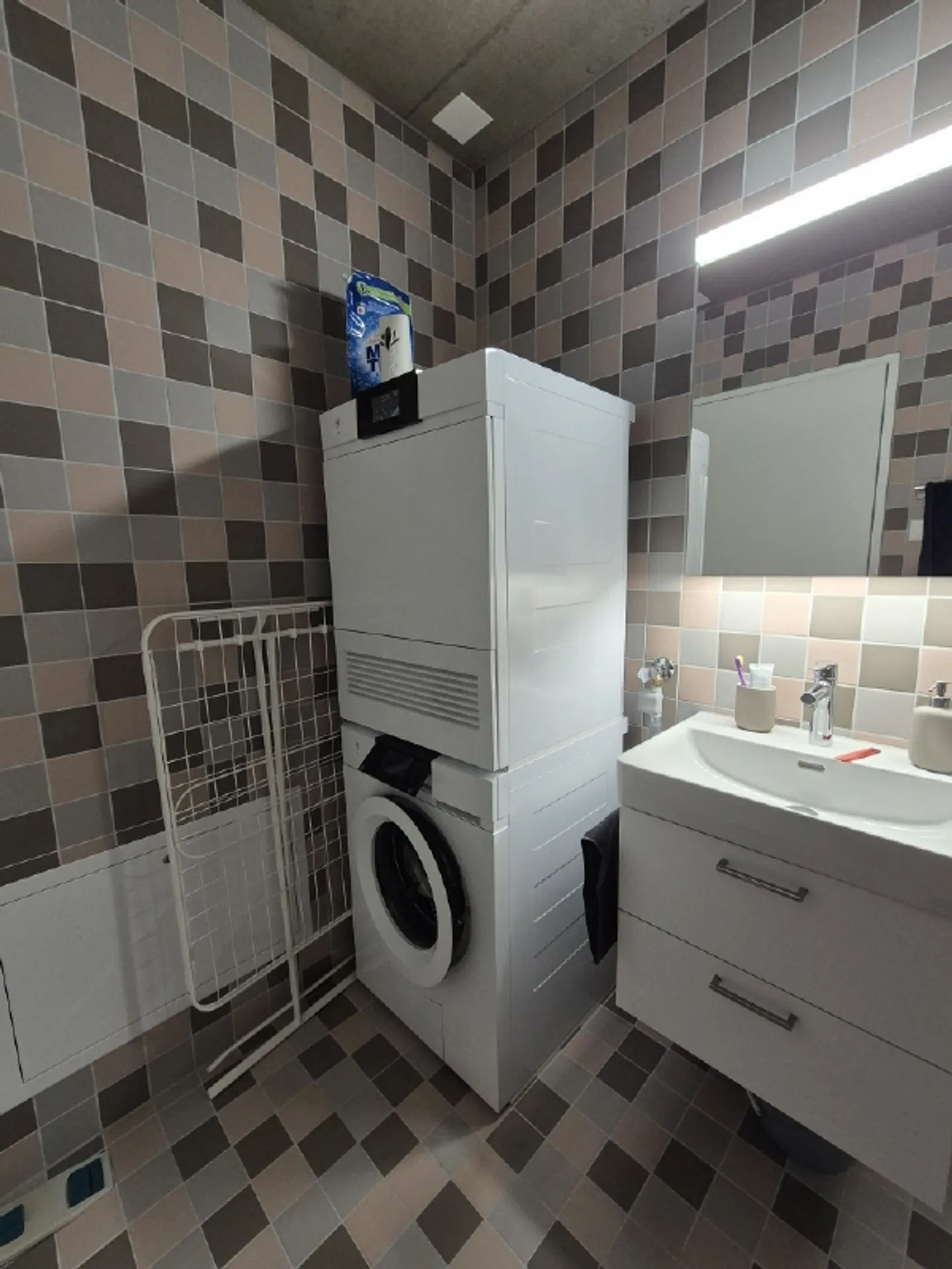 Centrally located and perfect for singles - Photo 5 of 7