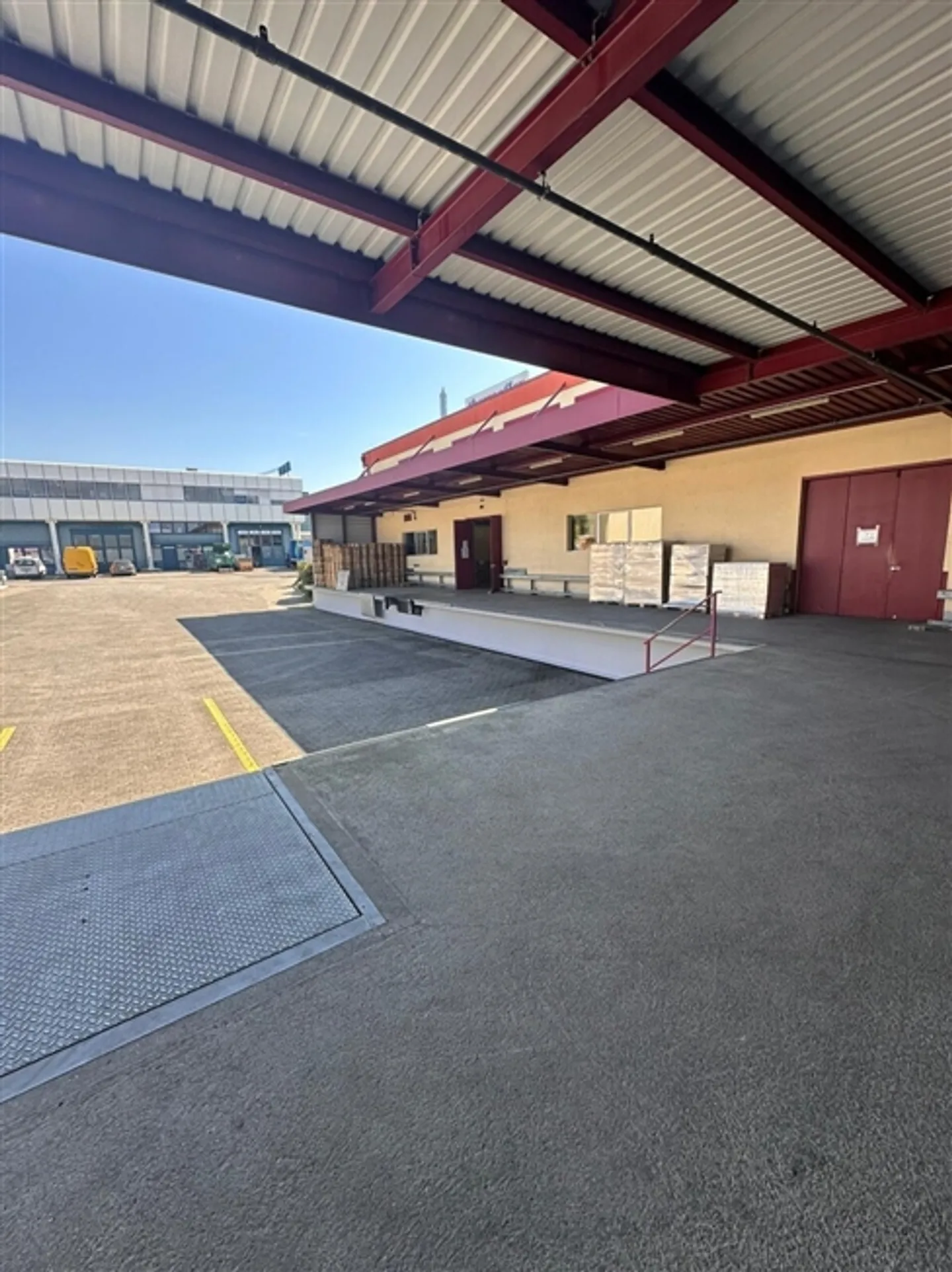 Hall industrielle avec un fort potentiel de rénovation - Photo 2 sur 5