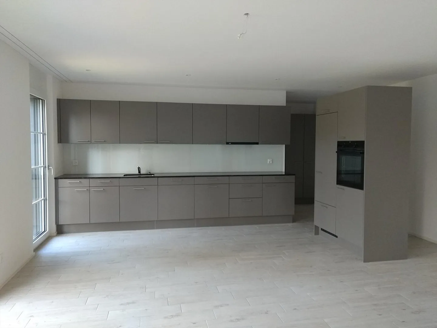 Modern 3.5-room apartment with large terrace and view of greenery - Photo 2 of 7
