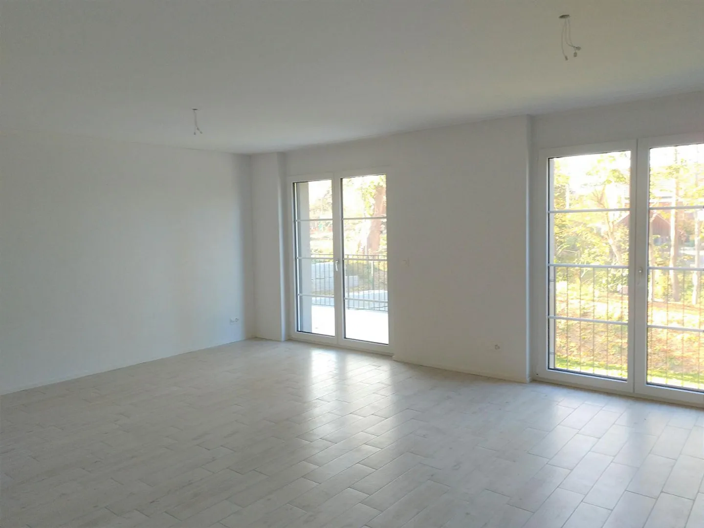 Modern 3.5-room apartment with large terrace and view of greenery - Photo 3 of 7