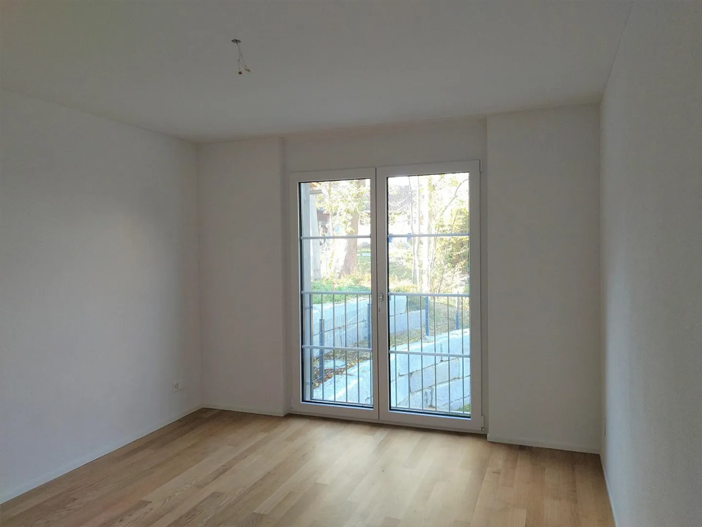 Modern 3.5-room apartment with large terrace and view of greenery - Photo 4 of 7