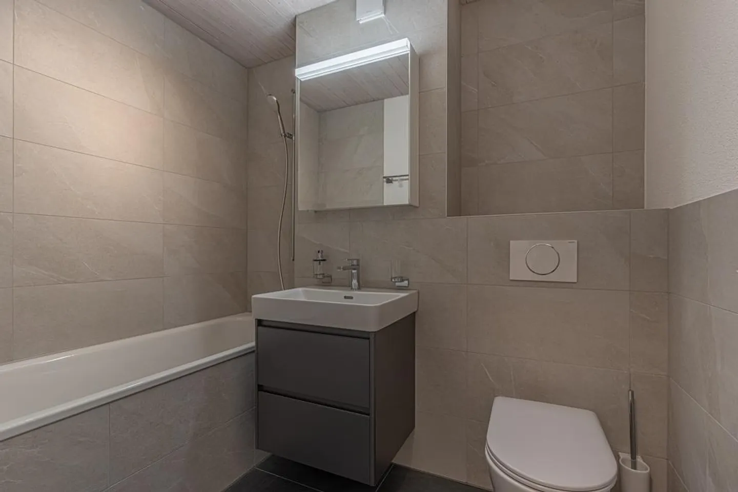 Appartamento maisonette ristrutturato di 3,5 locali di oltre 120 m2 con camino in affitto - Foto 3 di 12