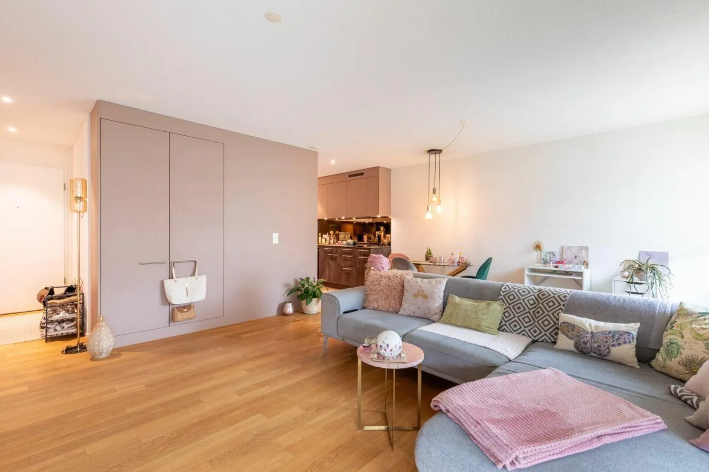 Modern apartment with high-quality finish - Photo 2 of 8