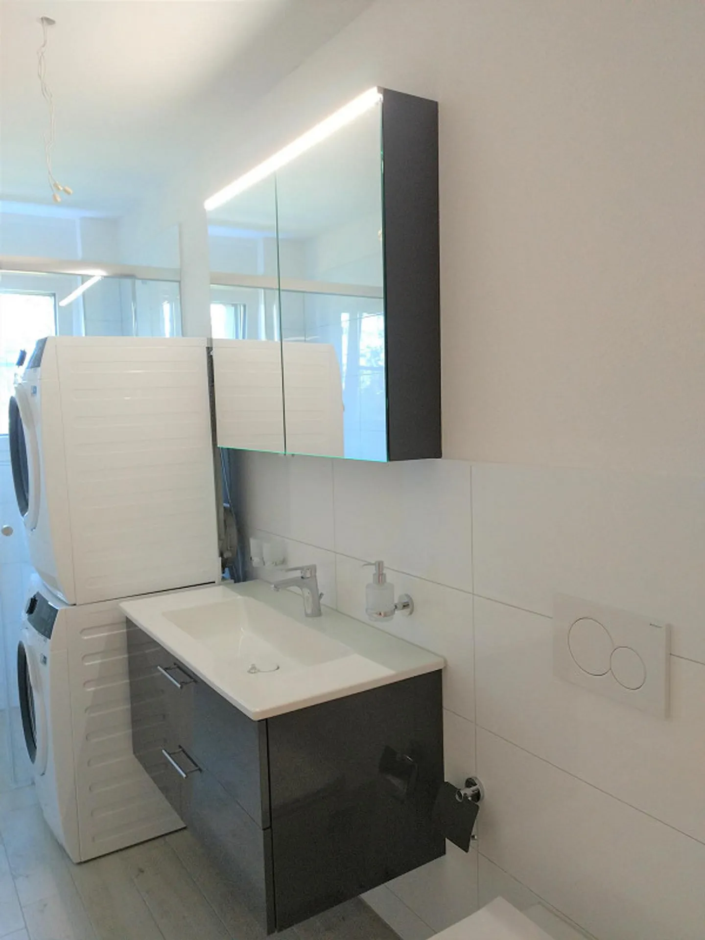 Modern 3.5-room apartment with large terrace and view of greenery - Photo 6 of 7