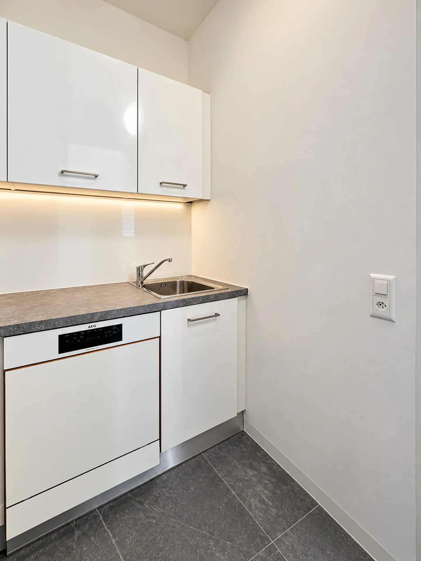 MODERN OFFICE, IDEAL ALSO AS RESIDENTIAL - Photo 11 of 12