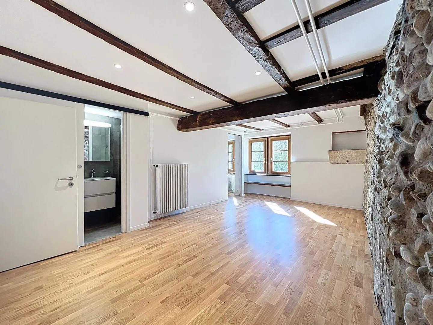 Charmant Appartement Rénové - Photo 2 sur 12