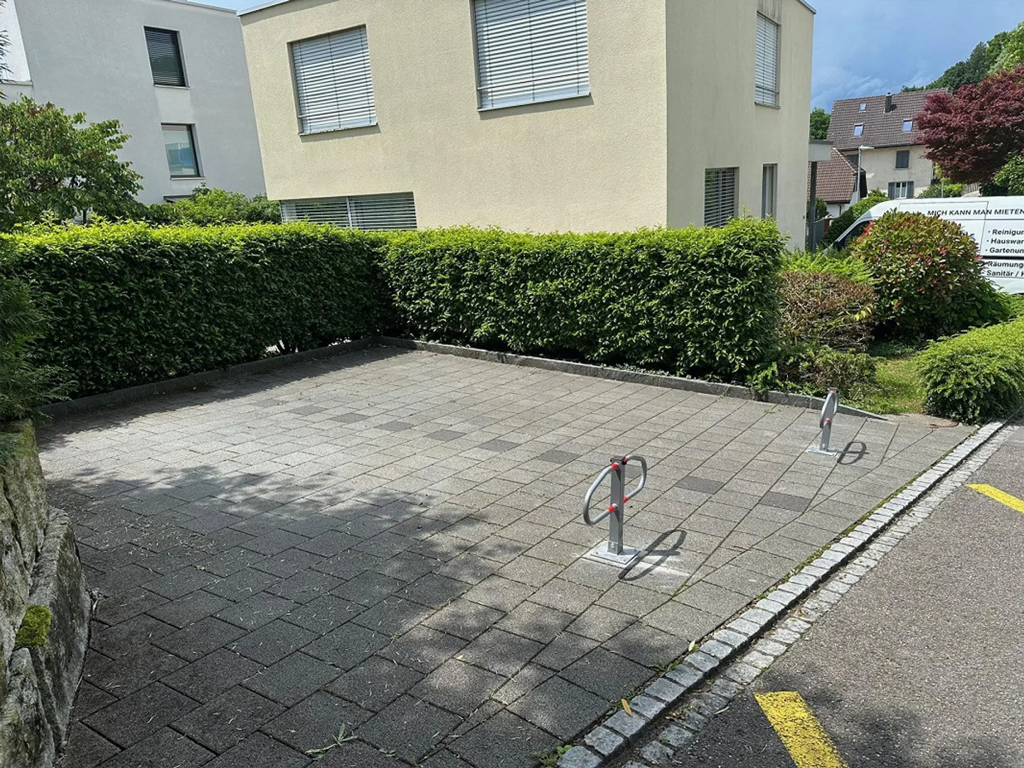 Aussenparkplatz - Foto 1 von 2