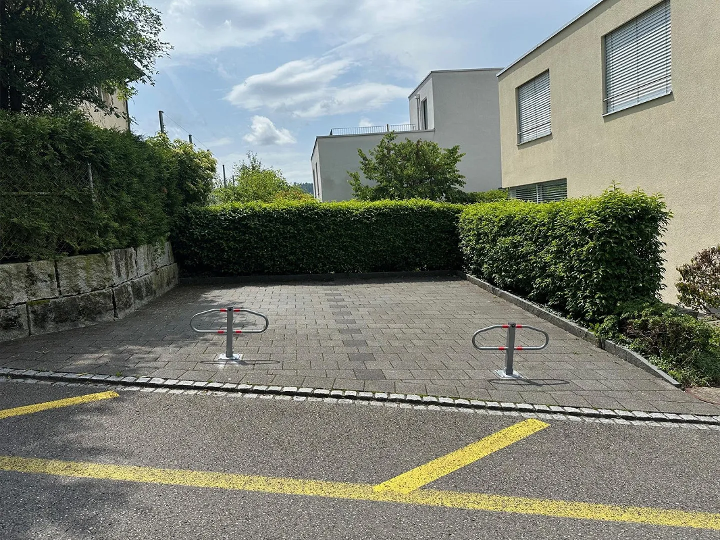 Aussenparkplatz - Foto 2 von 2