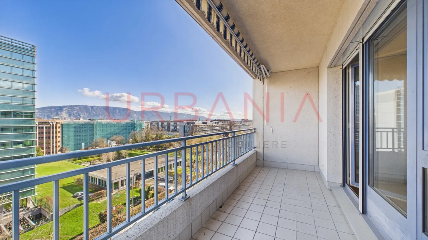 Superbo appartamento luminoso di 6 stanze con ascensore privato e balconi - Foto 3 di 10