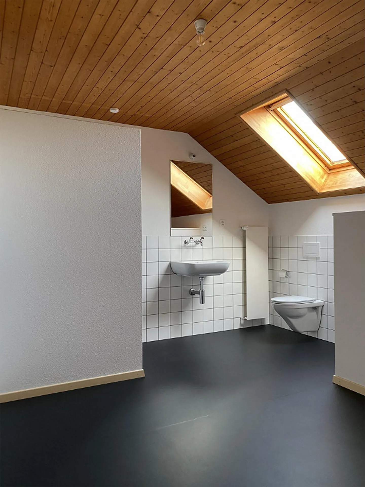 appartement sous les combles récemment rénové dans le vert - Photo 10 sur 11