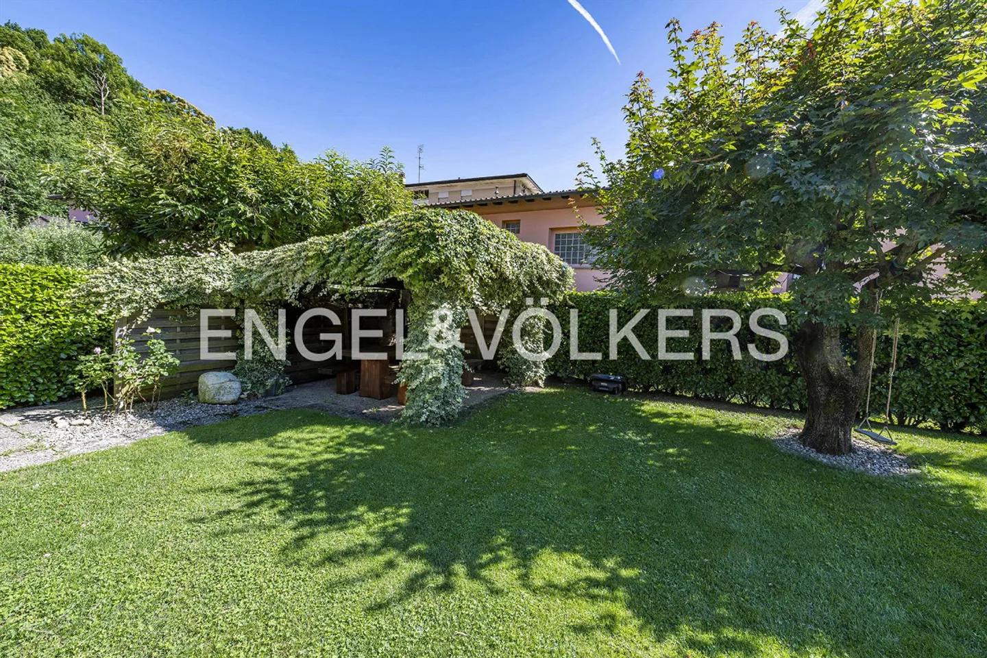 Oasi di tranquillità a Lamone: villa indipendente con piscina e giardini - Foto 12 di 13
