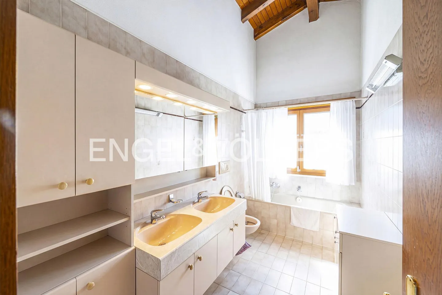 Oasi di tranquillità a Lamone: villa indipendente con piscina e giardini - Foto 10 di 13