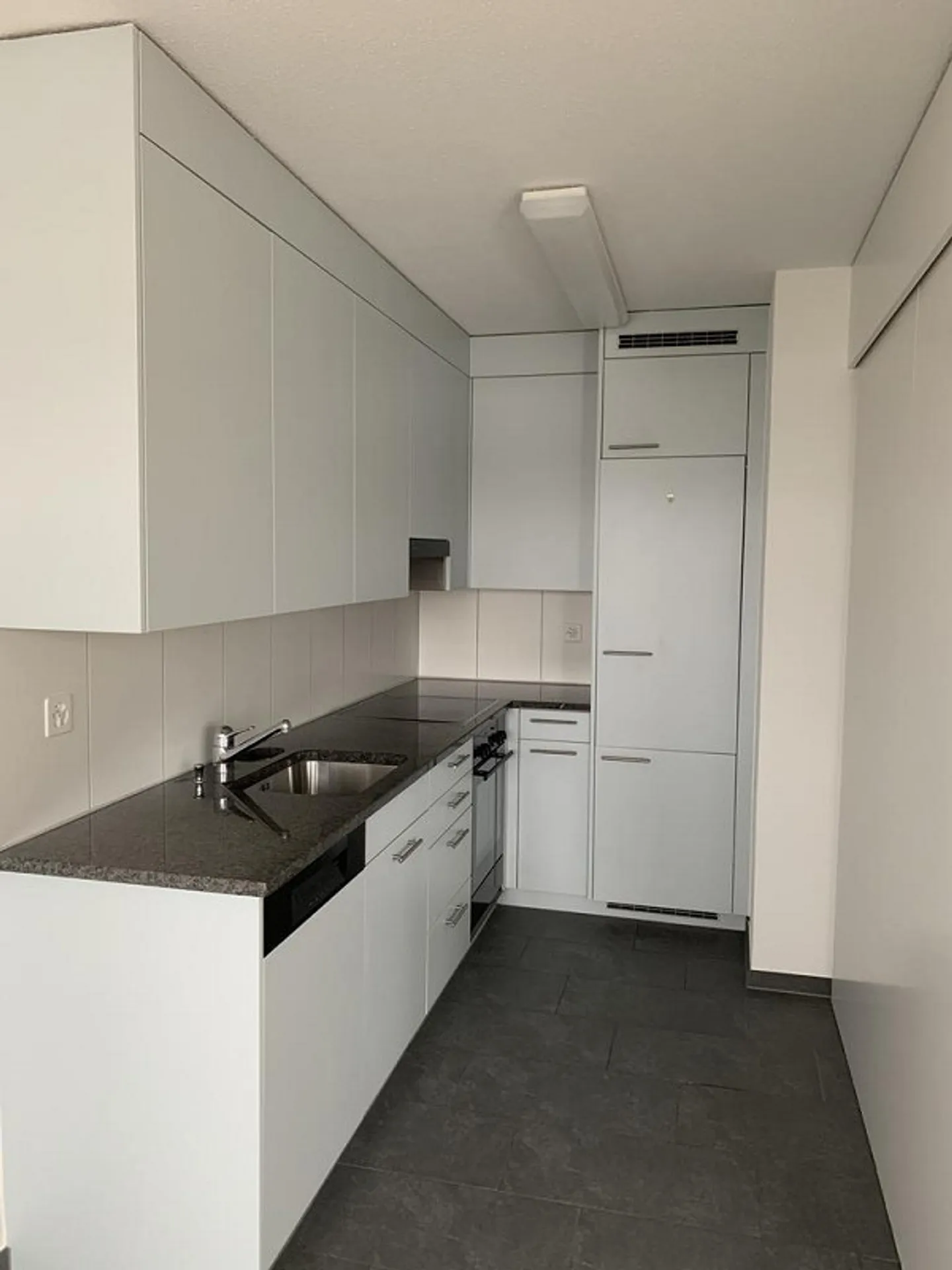 Modern, bright apartment in a central location - Photo 2 of 5