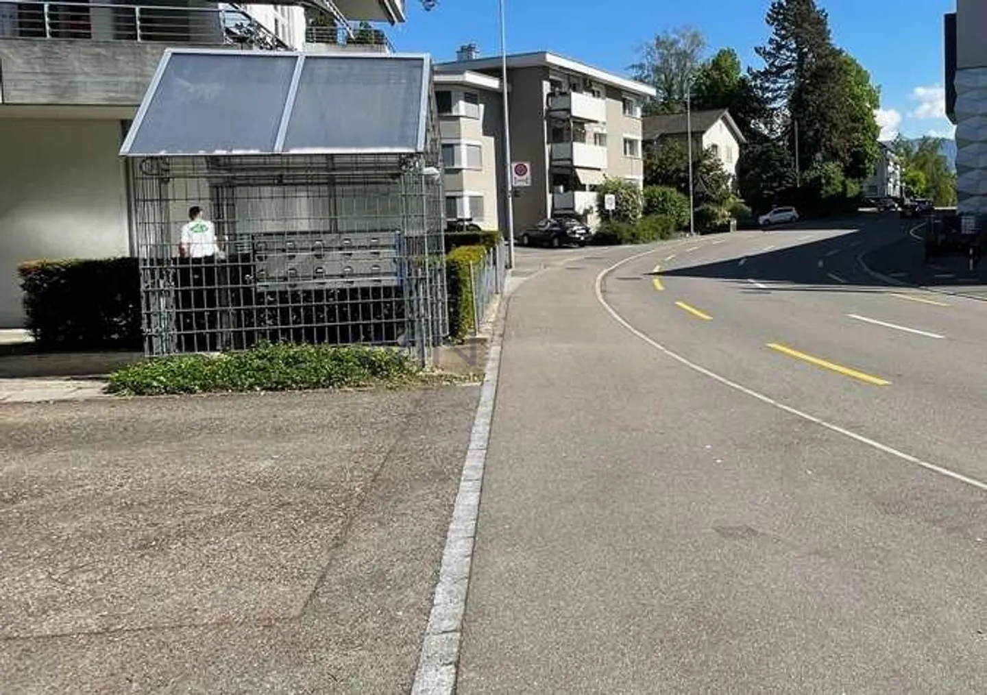 Confortevole e Centrale: Il Tuo Nuovo Posto Auto - Foto 2 di 4