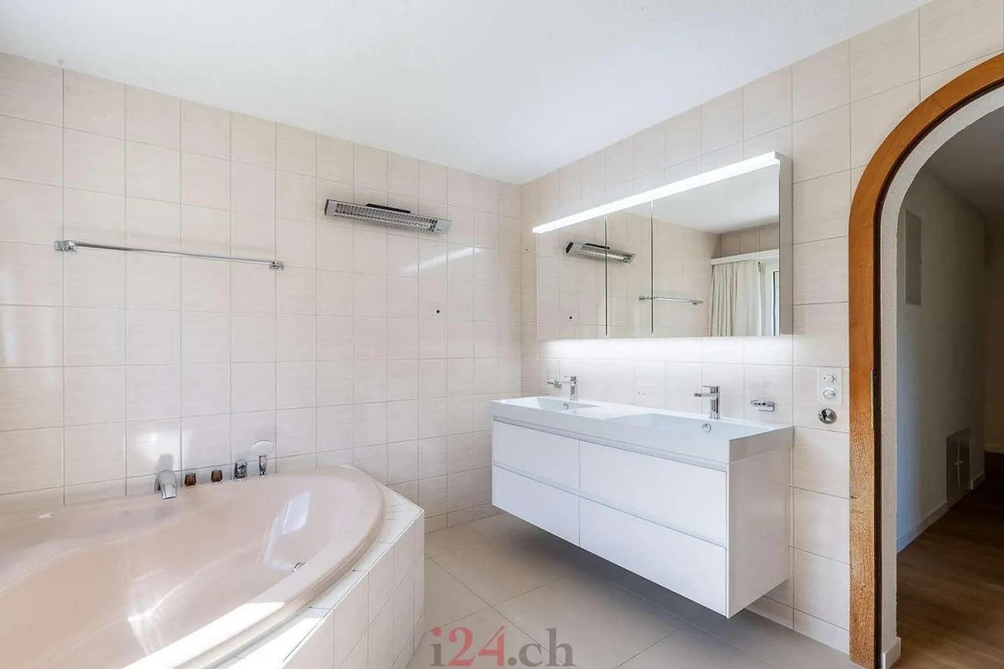 5.5 Zi-Erdgeschosswohnung an ruhiger Lage mit Terrasse und Balkon - Photo 12 of 14