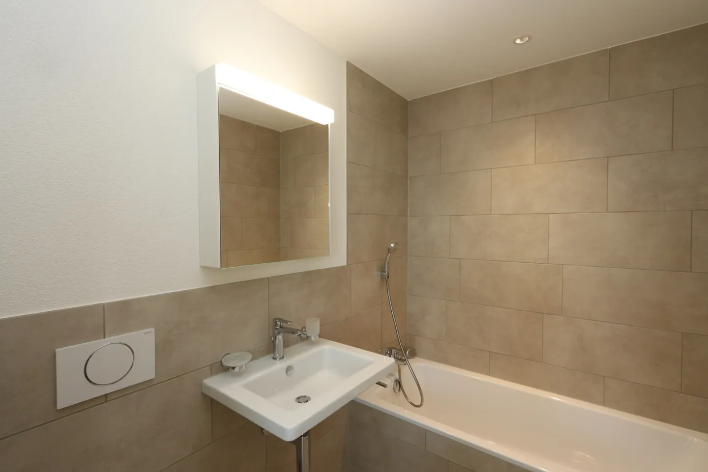 Attractive 4.5 Room Apartment in Prime Location - Photo 5 of 11