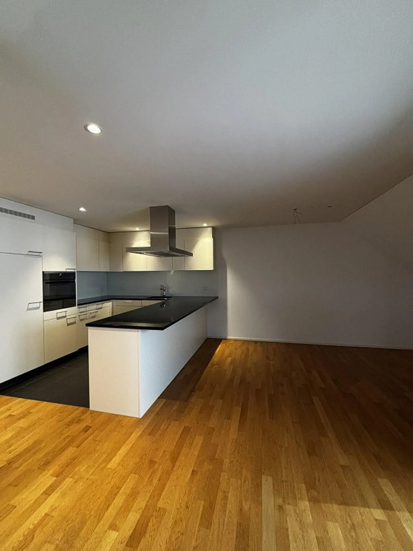 Moderne 4.5-Zimmerwohnung im Dorfkern in Arisdorf zu vermieten - Foto 1 von 13