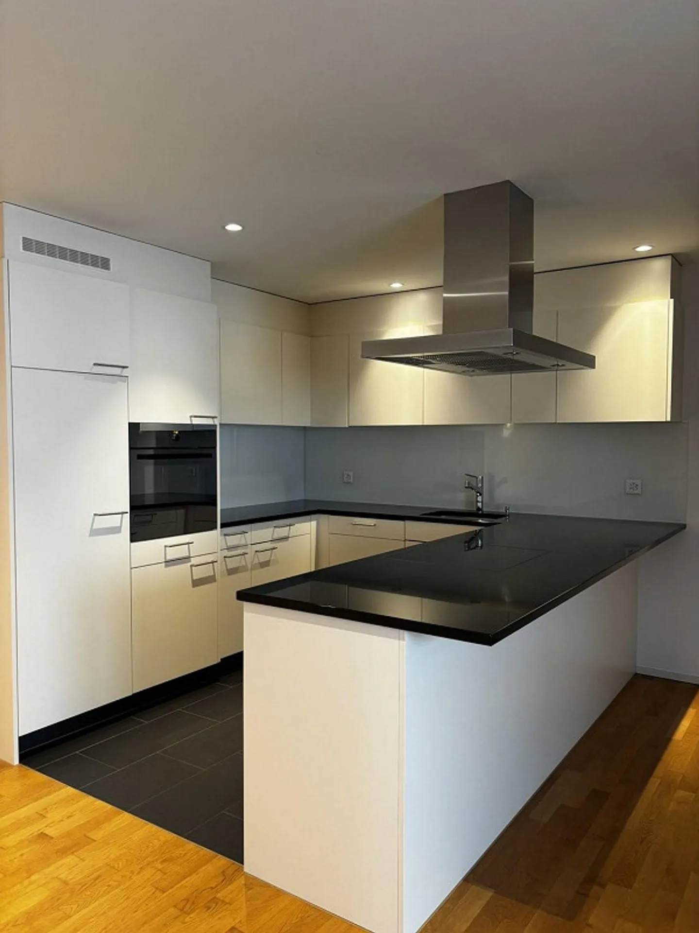 Moderne 4.5-Zimmerwohnung im Dorfkern in Arisdorf zu vermieten - Foto 2 von 13